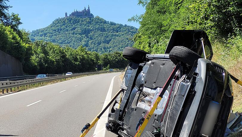 Bei dem Unfall nahe Hechingen wurden laut Polizei vier Menschen verletzt. Bei dem Unfall nahe Hechingen wurden laut Polizei vier Menschen verletzt.