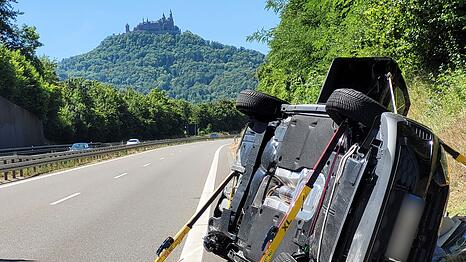 Bei dem Unfall nahe Hechingen wurden laut Polizei vier Menschen verletzt.