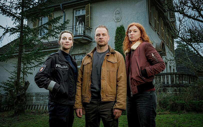Hannah (Jana Klinge, links) und Hauke (Hinnerk Schönemann) ermitteln rund um das Nolden-Haus. Auch Tierärztin Jule (Marleen Lohse) mischt sich in den Fall ein. Sie kannte die verstorbene Inge Nolden gut, die für sie vor vielen Jahren eine Art Ersatzmutter war. Hannah (Jana Klinge, links) und Hauke (Hinnerk Schönemann) ermitteln rund um das Nolden-Haus. Auch Tierärztin Jule (Marleen Lohse) mischt sich in den Fall ein. Sie kannte die verstorbene Inge Nolden gut, die für sie vor vielen Jahren eine Art Ersatzmutter war.