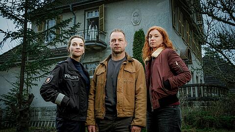 Hannah (Jana Klinge, links) und Hauke (Hinnerk Sch&ouml;nemann) ermitteln rund um das Nolden-Haus. Auch Tier&auml;rztin Jule (Marleen Lohse) mischt sich in den Fall ein. Sie kannte die verstorbene Inge Nolden gut, die f&uuml;r sie vor vielen Jahren eine Art Ersatzmutter war.