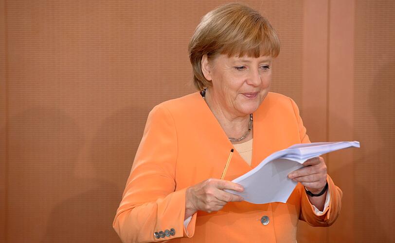Hat da jemand morgens vor dem Kleiderschrank nicht nachgedacht: Am Mittwoch spielt Deutschland gegen Oranje - und die deutsche Bundeskanzlerin Angela Merkel trägt bei der Kabinettssitzung in Berlin Orange.