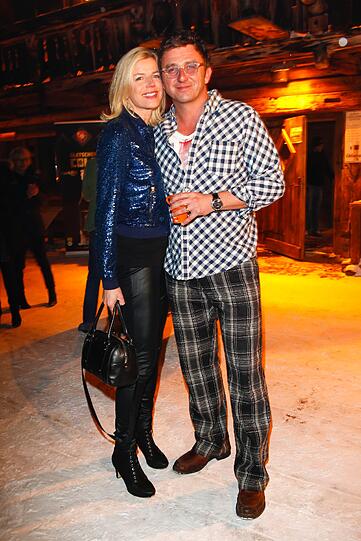 Ein auffälliges pari-Outfit präsentiert Hans Sigl, hier mit seiner Frau Susanne beim Tiroler Abend im Dorfstadl in Kühtai.