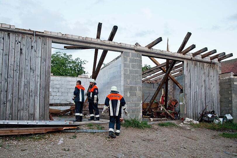 Am Samstag begannen in Freystadt die Aufräumarbeiten. Der Mini-Tornado beschädigte fast jedes Haus.