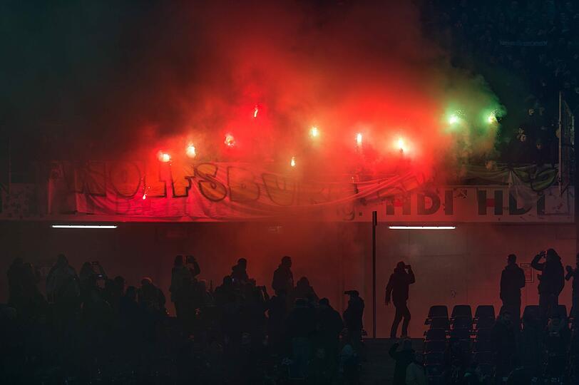 Benahmen sich in Hannover richtig daneben: Wolfsburger Ultras beim Zünden von Pyrotechnik.