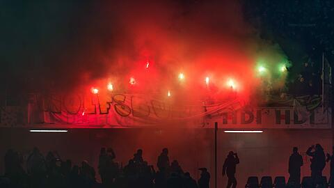 Benahmen sich in Hannover richtig daneben: Wolfsburger Ultras beim Zünden von Pyrotechnik.