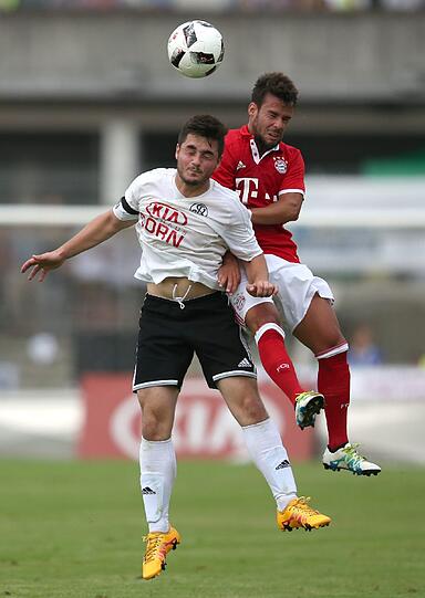 Souverän gewinnen die Bayern mit 3:0 in Landshut. Die Partie steht im Schatten des Amoklaufs von München. Sehen Sie hier die Bilder des Spiels.