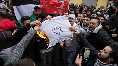 Pro-Palästinensische Demonstranten protestieren am Brandenburger Tor vor der US-amerikanischen Botschaft in Berlin gegen die Entscheidung der USA, die Stadt Jerusalem als Hauptstadt Israels anzuerkennen.