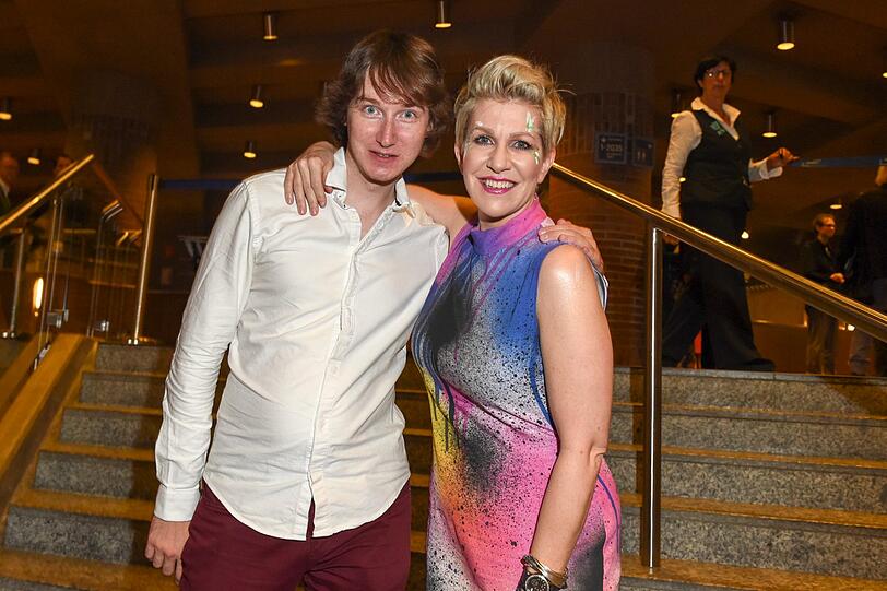 Der russische Dirigent Maxim Emelyanychev und Joyce DiDonato nach dem Konzert im Gasteig. Oben rechts: Joyce DiDonato in den Kostümen von Vivienne Westwood (&bdquo;Im Krieg&ldquo; oben und &bdquo;Im Frieden&ldquo; unten).