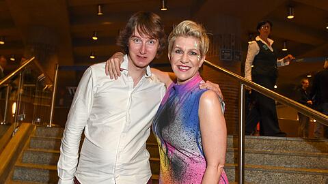 Der russische Dirigent Maxim Emelyanychev und Joyce DiDonato nach dem Konzert im Gasteig. Oben rechts: Joyce DiDonato in den Kostümen von Vivienne Westwood (&bdquo;Im Krieg&ldquo; oben und &bdquo;Im Frieden&ldquo; unten).