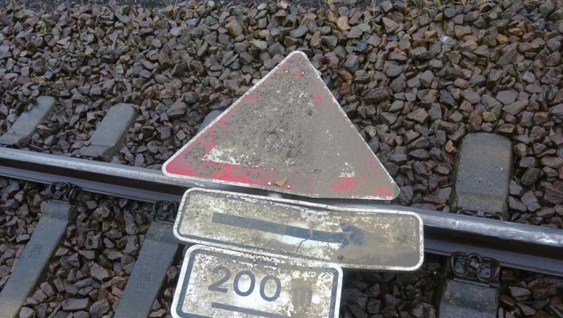 Ein Verkehrsschild liegt am Bahnhof Rain am Lech auf den Gleisen. Foto: Polizei Inspektion Rain am Lech