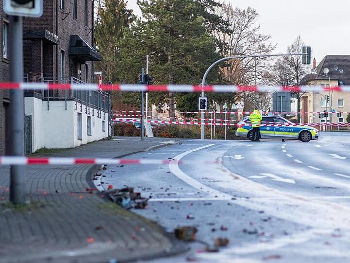 Absperrband der Polizei sperrt einen Teil der Osterfelder Straße ab. Ein Autofahrer hatte in der Silvesternacht seinen Wagen gezielt in eine Fußgängergruppe gesteuert und fünf Menschen zum Teil schwer verletzt.