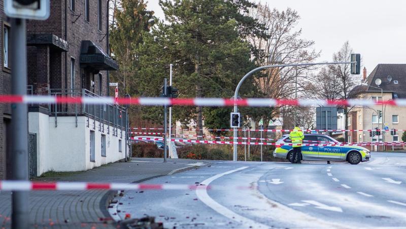 Absperrband der Polizei sperrt einen Teil der Osterfelder Straße ab. Ein Autofahrer hatte in der Silvesternacht seinen Wagen gezielt in eine Fußgängergruppe gesteuert und fünf Menschen zum Teil schwer verletzt. Absperrband der Polizei sperrt einen Teil der Osterfelder Straße ab. Ein Autofahrer hatte in der Silvesternacht seinen Wagen gezielt in eine Fußgängergruppe gesteuert und fünf Menschen zum Teil schwer verletzt.