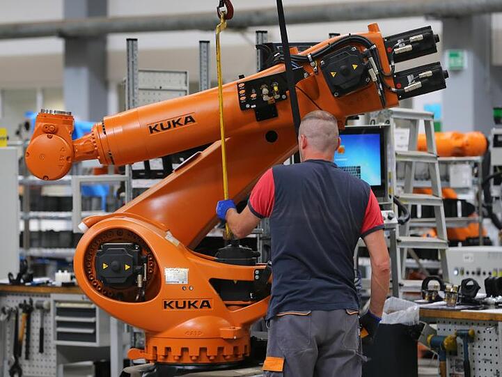 Produktion bei Kuka in Augsburg: In der Vergangenheit hatte unter anderem die Übernahme des Roboterherstellers durch den chinesischen Midea-Konzern Debatten über einen möglichen Technologietransfer befeuert.