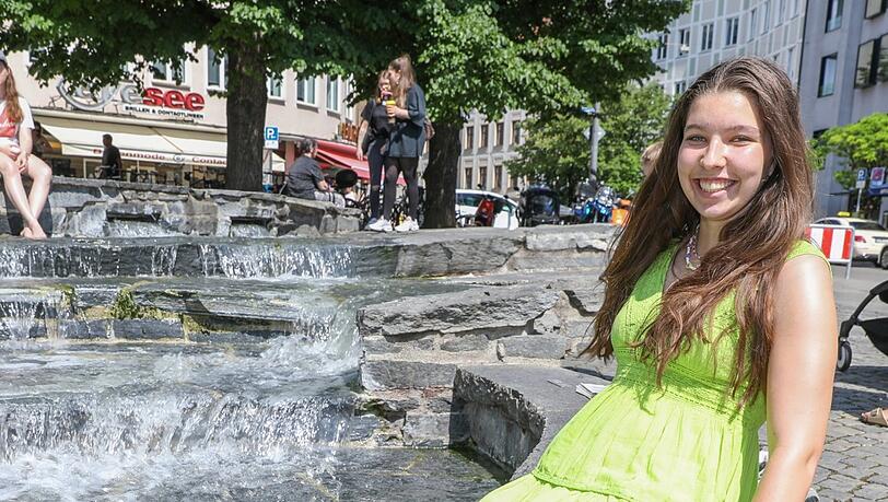 An heißen Sommertagen kommt eine kleine Abkühlung gerade recht - denkt sich am Donnerstag auch Julia am Rindermarkt.