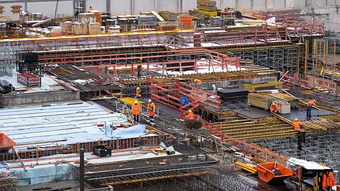 Arbeiter sind auf der Baustelle der zweiten S-Bahn-Stammstrecke am Hauptbahnhof zu sehen.