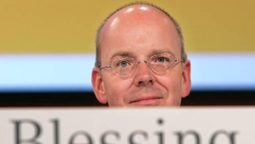 Commerzbank-Chef Martin Blessing darf künftig "nur" noch 500.000 Euro jährlich verdienen. Commerzbank-Chef Martin Blessing darf künftig "nur" noch 500.000 Euro jährlich verdienen.