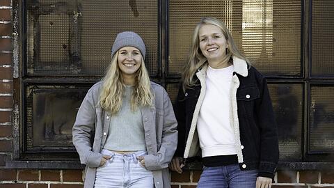 Die Schwestern Laura (l.) und Alexa Steinke müssen ihre Zwischennutzung "Die Perle" in Laim nun nach acht Monaten schließen. Die beiden führen auch das Kulturcafé Steinchen, nur 500 Meter entfernt in der Agnes-Bernauer-Straße.
