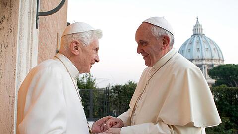 Papst Franziskus (r) folgte auf Papst Benedikt XVI, mit bürgerlichem Namen Joseph Ratzinger, nach dessen Rücktritt. (Archivbild)