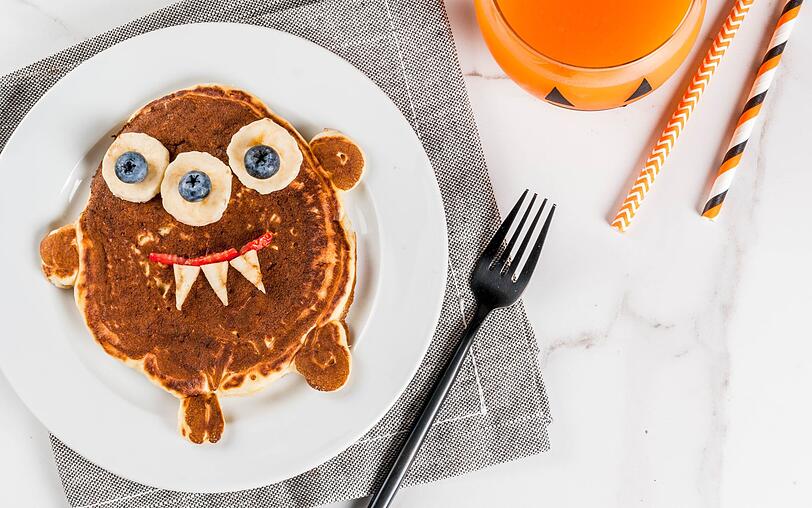 Dieser Halloween-Snack ist nicht furchteinflößend, wird aber vor allem die kleinen Feierbiester freuen. Mit Bananenscheiben, Blaubeeren, Erdbeeren und Apfelstücken lässt sich flott ein Monster-Gesicht auf einen Pfannkuchen zaubern. Dieser Halloween-Snack ist nicht furchteinflößend, wird aber vor allem die kleinen Feierbiester freuen. Mit Bananenscheiben, Blaubeeren, Erdbeeren und Apfelstücken lässt sich flott ein Monster-Gesicht auf einen Pfannkuchen zaubern.