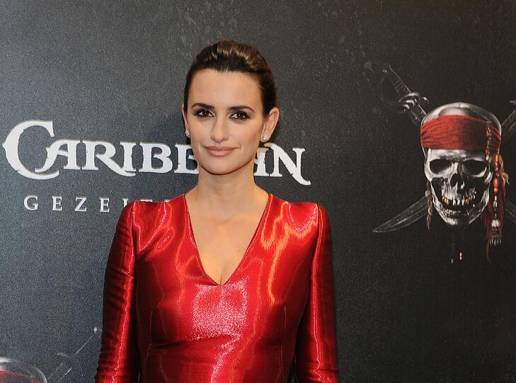 Was für eine Frau: Penélope Cruz verzauberte am Montagabend München. In einem traumhaften roten Seidenkleid erschien der Hollywood-Star zur Premiere von "Fluch der Karibik 4" im Mathäser Filmpalast.