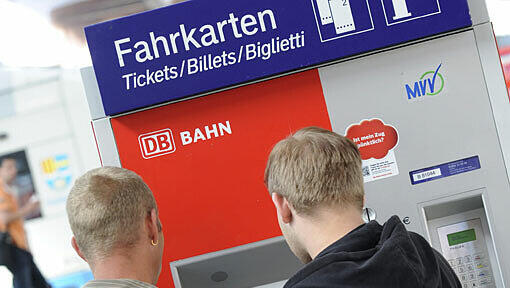 Am Automaten vorbei: Eine Gaunerbande ist in München aufgeflogen, die schnelles Geld mit gefälschten Tickets machen wollte (Symbolbild). Am Automaten vorbei: Eine Gaunerbande ist in München aufgeflogen, die schnelles Geld mit gefälschten Tickets machen wollte (Symbolbild).