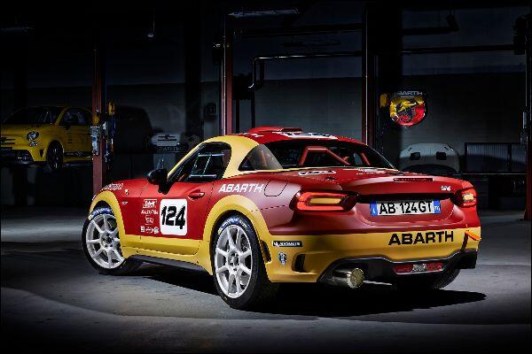 Scharf gemacht: Abarth verpasst dem neuen Fiat 124 ein wenig dezentes Motorsport-Outfit mit Zusatz-Leuchten und Zweifarb-Lackierung uns steigert die Leistung des italienischen Roadster auf 300 PS.