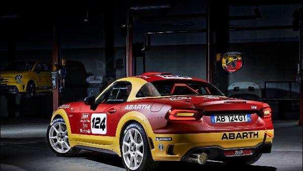 Scharf gemacht: Abarth verpasst dem neuen Fiat 124 ein wenig dezentes Motorsport-Outfit mit Zusatz-Leuchten und Zweifarb-Lackierung uns steigert die Leistung des italienischen Roadster auf 300 PS. Scharf gemacht: Abarth verpasst dem neuen Fiat 124 ein wenig dezentes Motorsport-Outfit mit Zusatz-Leuchten und Zweifarb-Lackierung uns steigert die Leistung des italienischen Roadster auf 300 PS.