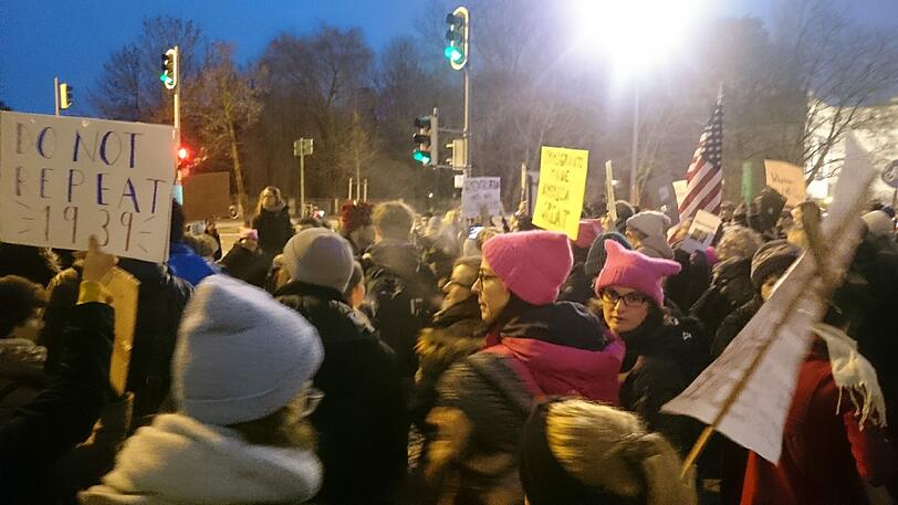 Vor dem US-Konsulat in München demonstrierten am 1. Februar 2017 hunderte Menschen gegen den amerikanischen Präsidenten Donald Trump und sein Einreiseverbot.