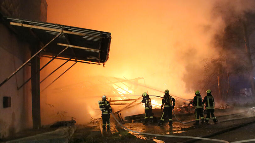 Das Sägewerk brannte komplett ab, verletzt wurde niemand, die Brandursache ist allerdings noch unklar. Die Bilder vom Feuerwehreinsatz in Dorfen.