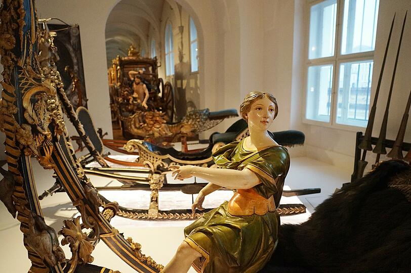 Entzückend: Diana auf dem Rennschlitten im Marstallmuseum.