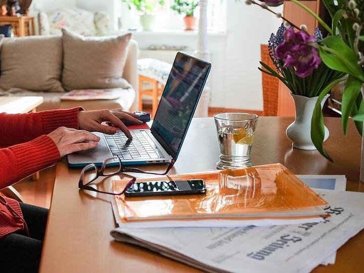 Ein Frau arbeitet in Homeoffice.