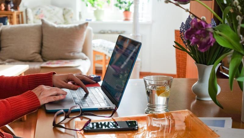 Ein Frau arbeitet in Homeoffice. Ein Frau arbeitet in Homeoffice.
