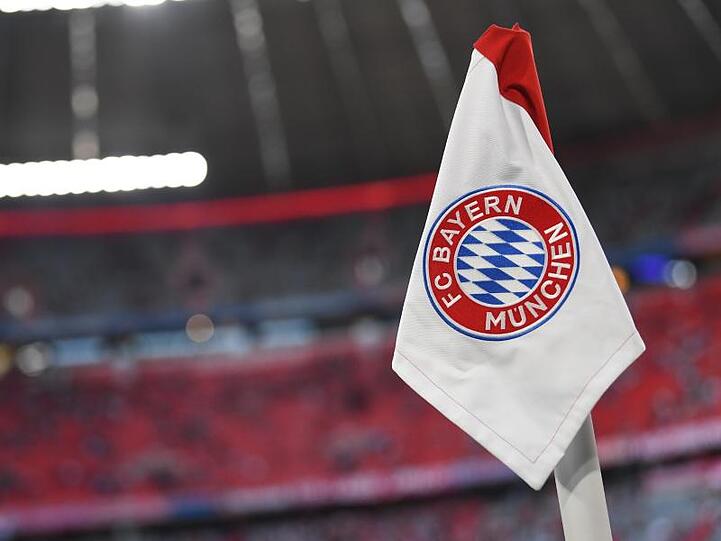 Das Vereinswappen des FC Bayern München ist auf der Eckfahne zu sehen. Foto: Sven Hoppe/dpa/Archivbild