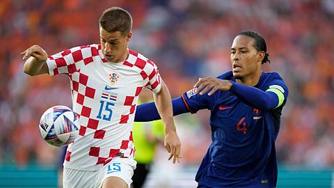 Virgil van Dijk (r) und die Niederlande lieferten sich eine intensive Partie mit Kroatien.