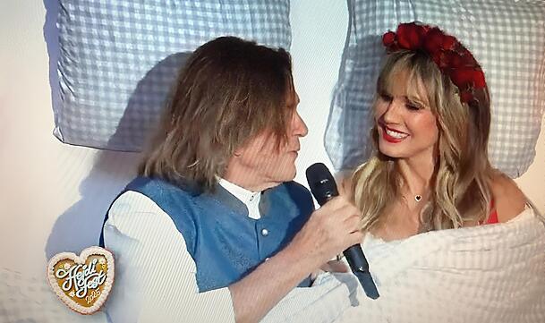 Heidi Klum "im Bett" mit Schlagerstar Jürgen Drews.