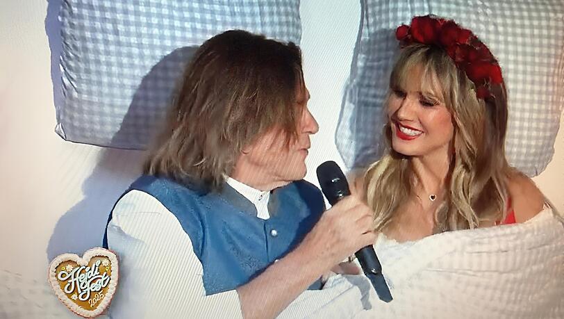 Heidi Klum "im Bett" mit Schlagerstar Jürgen Drews.