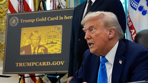 Das Konterfei des Pr&auml;sidenten ist auch auf der "Trump Gold Card" zu sehen.