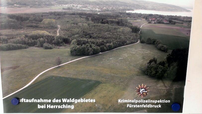 Eine Luftaufnahme des Waldstücks, in dem der Täter sein Opfer vergewaltigt haben soll.