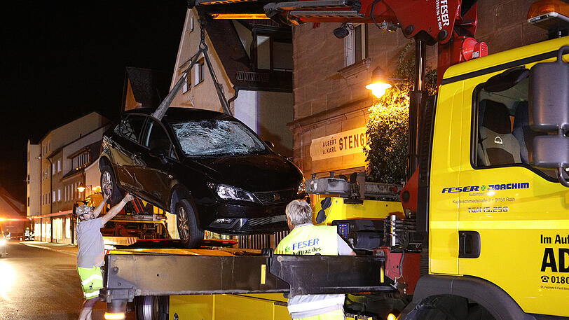Der Pkw kam von der Straße ab und erfasste eine Familie auf dem Gehsteig. Zuvor wurde der Fahrer von einer Biene gestochen.