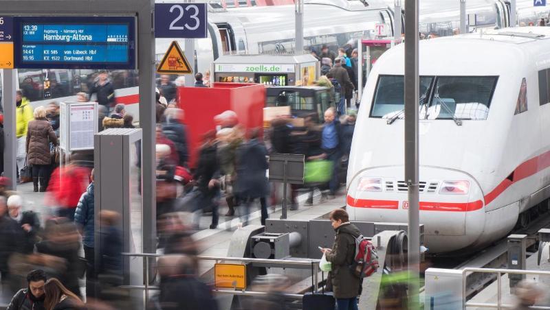 Reisende gehen am Münchner Hauptbahnhof über eine Plattform. Reisende gehen am Münchner Hauptbahnhof über eine Plattform.