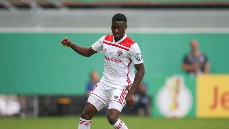 Agyemang Diawusie am Ball. Foto: Friso Gentsch/Archivbild Agyemang Diawusie am Ball. Foto: Friso Gentsch/Archivbild