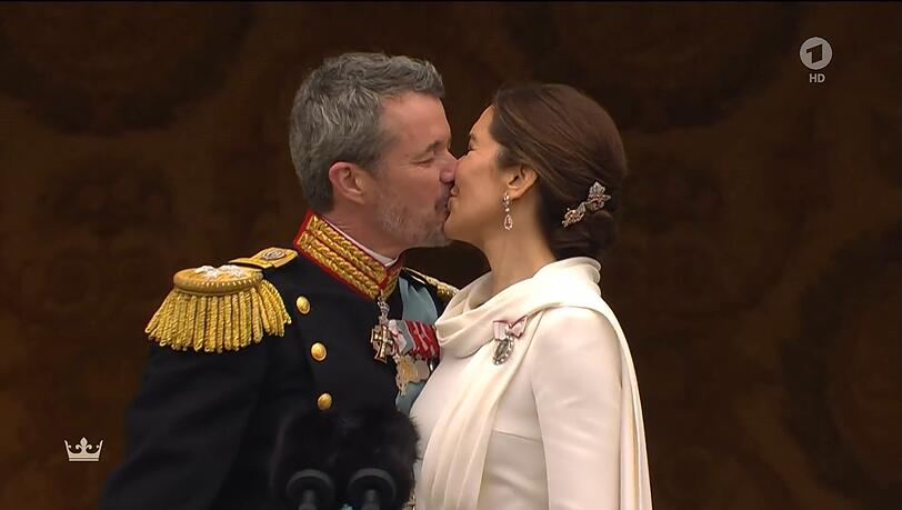 Das hätte es früher nicht gegeben: Frederik küsst Mary auf dem Balkon Das hätte es früher nicht gegeben: Frederik küsst Mary auf dem Balkon