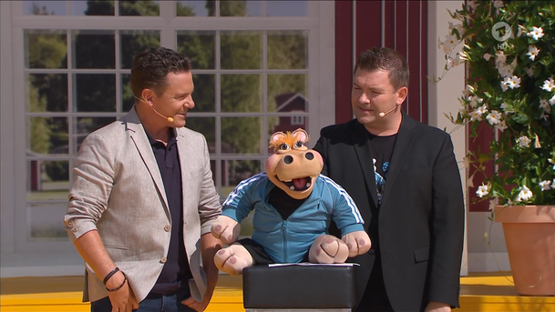 Stefan Mross beweist bei "Immer wieder sonntags", dass er auch über sich selbst lachen kann. Stefan Mross beweist bei "Immer wieder sonntags", dass er auch über sich selbst lachen kann.