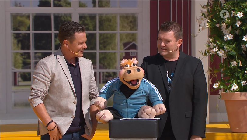 Stefan Mross beweist bei "Immer wieder sonntags", dass er auch über sich selbst lachen kann. Stefan Mross beweist bei "Immer wieder sonntags", dass er auch über sich selbst lachen kann.