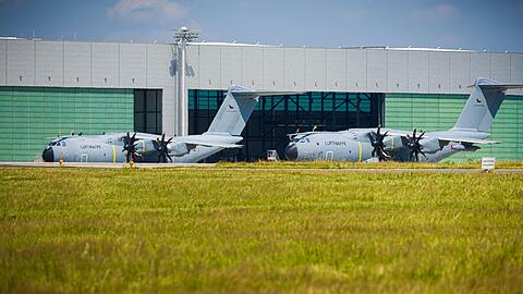 Der A400M kann laut Bundesregierung bis zu 16 Tonnen Material und Personal transportieren.
