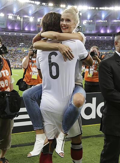 Sami Khedira hat zwar im Finale nicht gespielt, aber insegsamt einen Bärenanteil am WM-Titel 2014. Seine schöne Lena Gercke sieht das genauso.