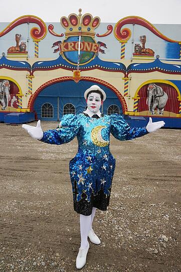 TONITO ALEXIS (Spanien) heißt der neue Weißclown des Circus Krone. Aus Kindern werden Leute und aus jungen Männern famose Clowns. Der Spaßmacher in fünfter Generation ist trotz seines jugendlichen Alters schon ein Blödelprofi erster Güte und spinnt den roten Faden voller Spielfreude durch das Programm.