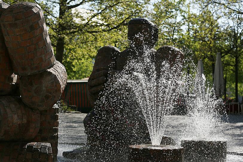 Das muntere Wasserspiel am ansonsten eher tristen Rotkreuzplatz.