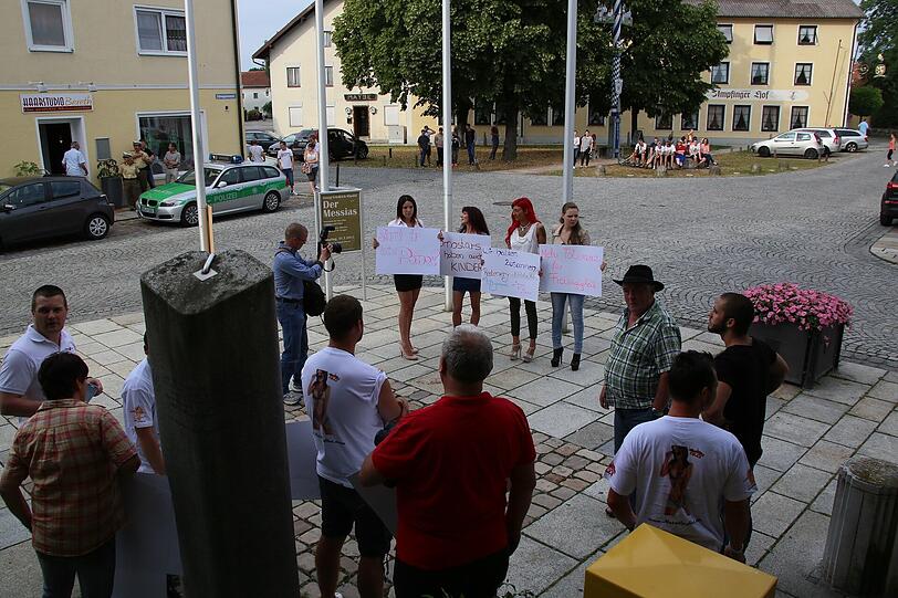 Pornodarstellerin Natalie Hot mit Sympathisanten bei einer Demo vor dem Ampfinger Rathaus.
