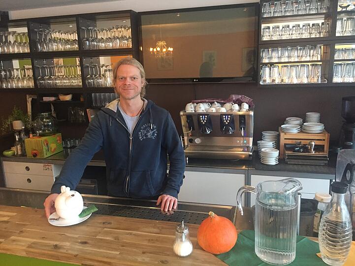 Tobias Reuss in seinem Café, das eine Eventlocation wird.